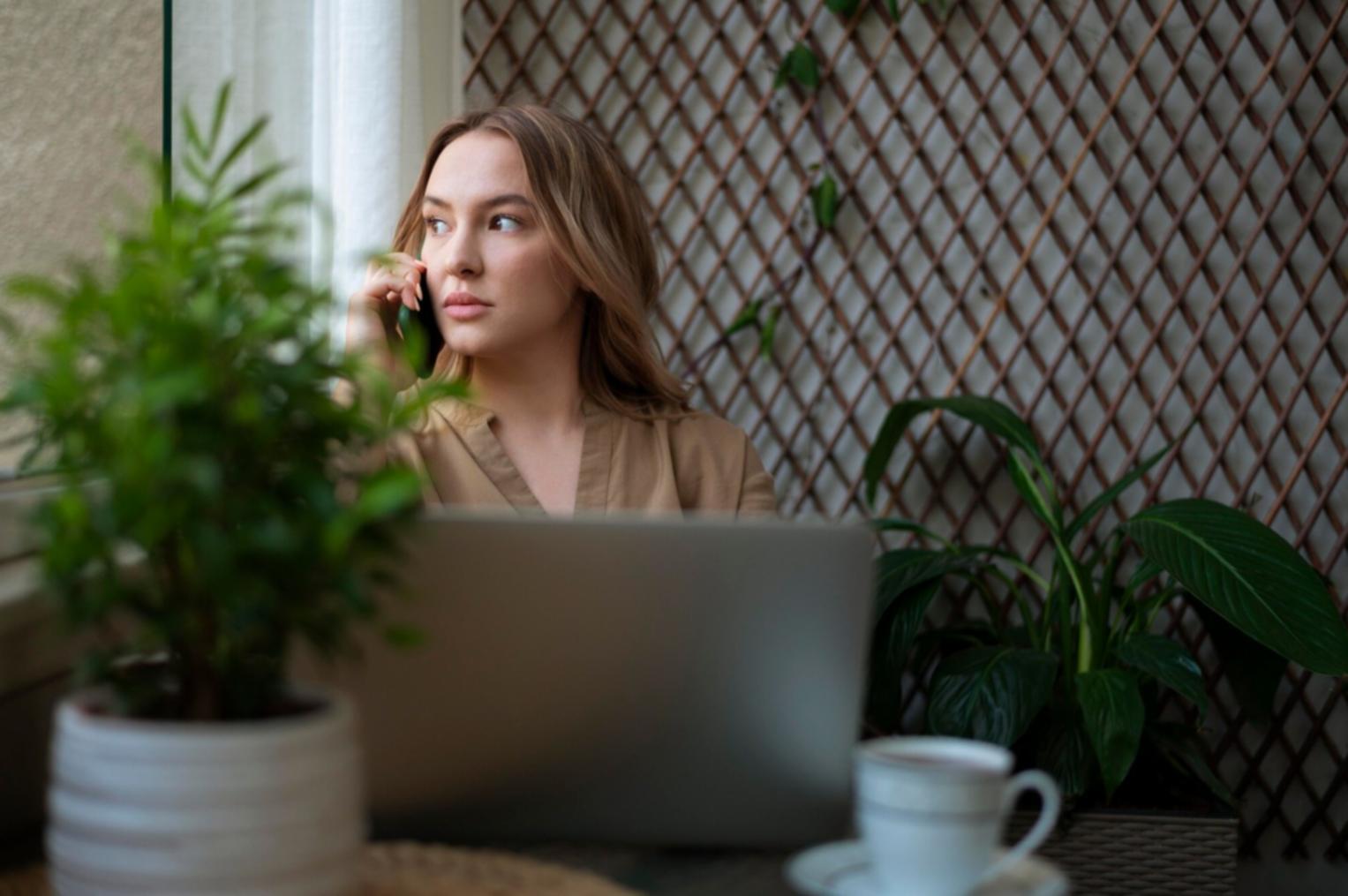 Professionell eingerichteter Arbeitsplatz mit ergonomischer Ausstattung